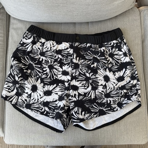 Chubbies The Resort Swim Trunks Shorts Mens XL Black White Flower 4" Mesh Liner - Picture 4 of 15